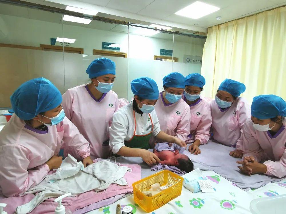 洛扎县妇婴监护型护送
